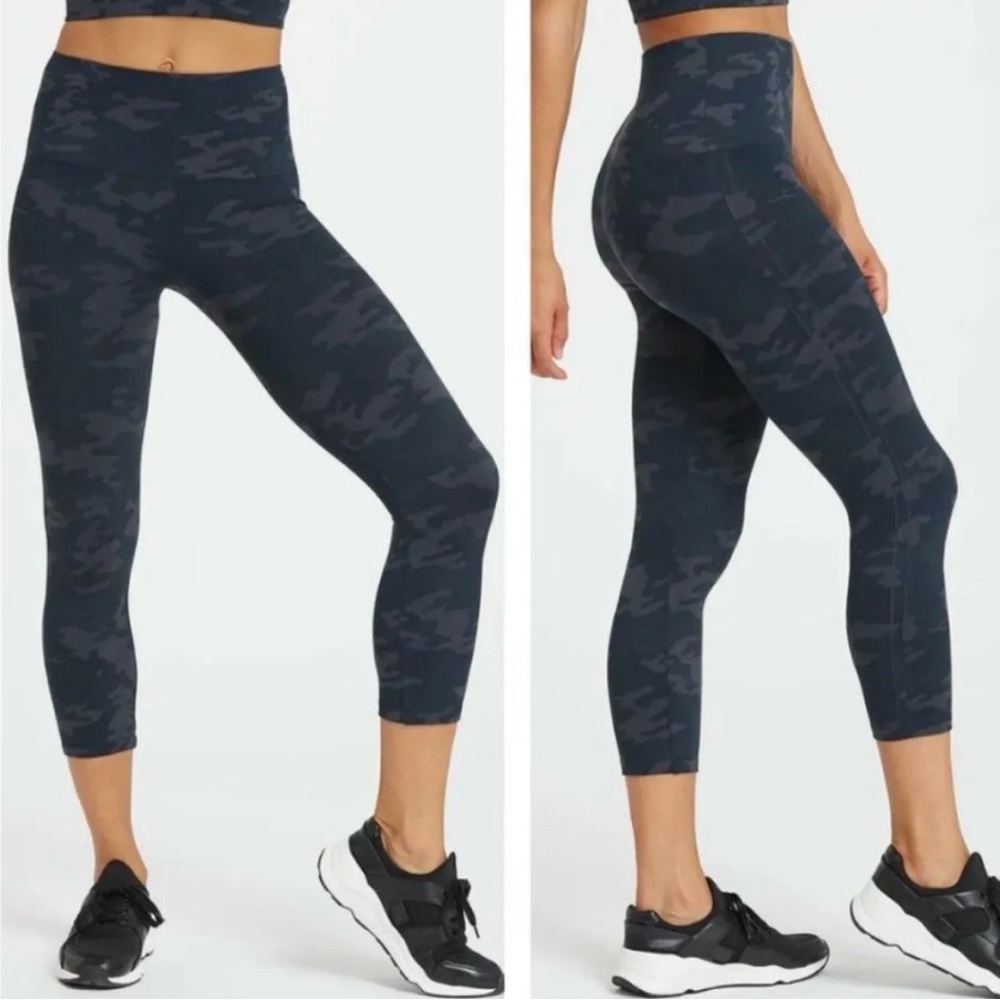 Spanx Seamless Women’s Black Camo Cropped Length LeggingsSize‎ M